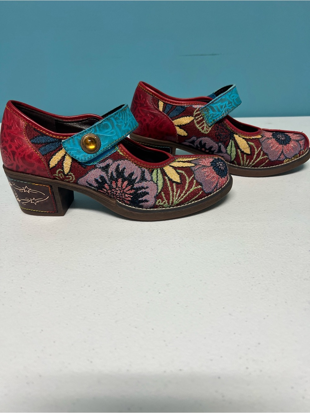 SOCOFY women's Handcrafted floral Mary Jane shoes. Euro size 39 women's US 8,8.5